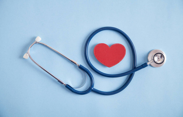 Червоне серце і стетоскоп на синьому фоні
. - Фото, зображення