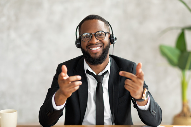 Afrikai amerikai férfi fülhallgatóval beszél a kamerába - Fotó, kép