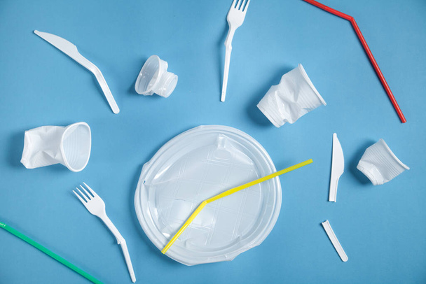 Broken plastic plate, fork, knife and cup. No plastic - Foto, afbeelding