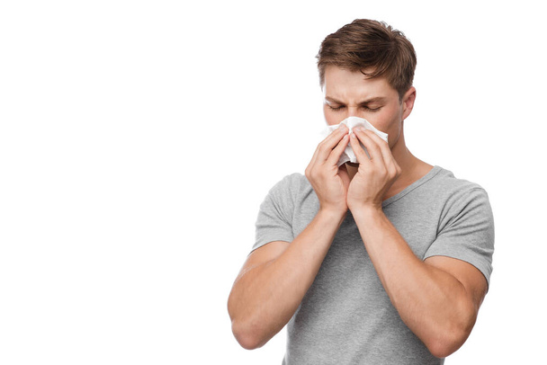 Malheureux millénaire européen attrayant homme souffle son nez dans la serviette et souffre de nez qui coule - Photo, image