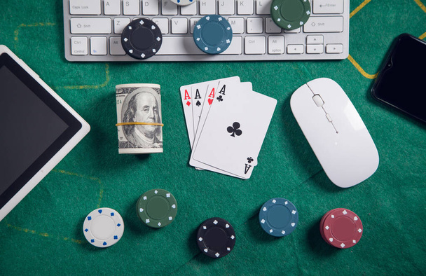 Počítačová klávesnice, peníze, myš, hrací karty a žetony. Online kasino - Fotografie, Obrázek