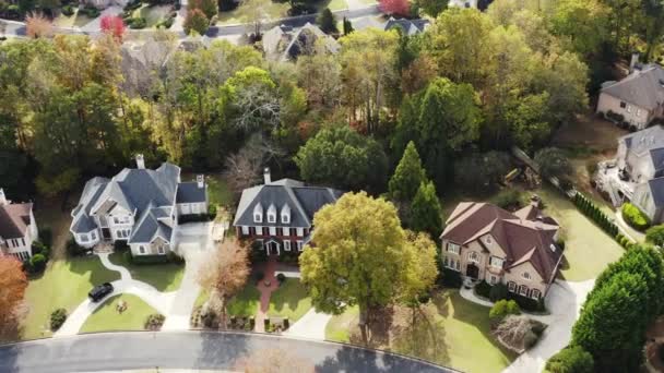 Vue panoramique aérienne d'une subdivision haut de gamme dans une banlieue urbanisée avec de belles maisons de luxe haut de gamme, pelouses soignées. - Séquence, vidéo