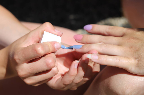 Крупним планом догляд за нігтями
 - Фото, зображення