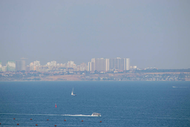 barco blanco en el mar azul en un día soleado, descansar en el barco - Foto, imagen