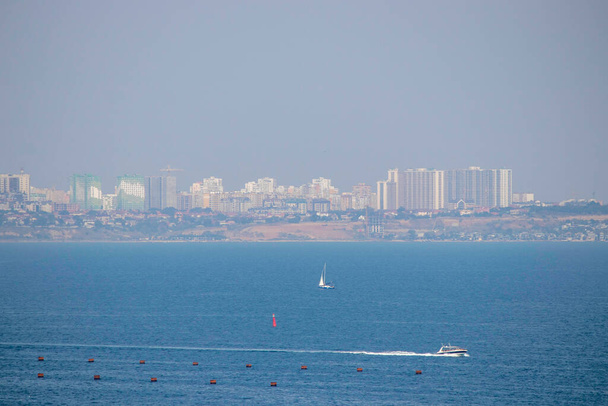 biała łódź w błękitnym morzu w słoneczny dzień, odpoczynek na łodzi - Zdjęcie, obraz