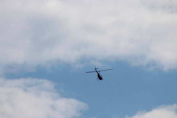 вертолет в голубом летнем небе днем, воздушный транспорт - Фото, изображение