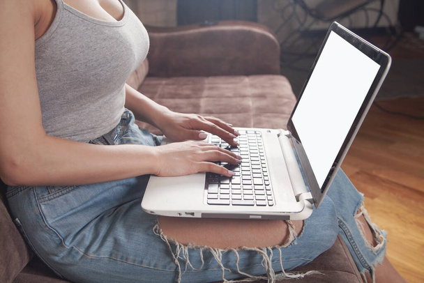 Nainen käyttää valkoista kannettavaa tietokonetta kotona. - Valokuva, kuva