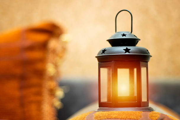 Lanterna araba ornamentale con candela ardente. Biglietto di auguri festivo. Invito per il mese santo musulmano - Foto, immagini