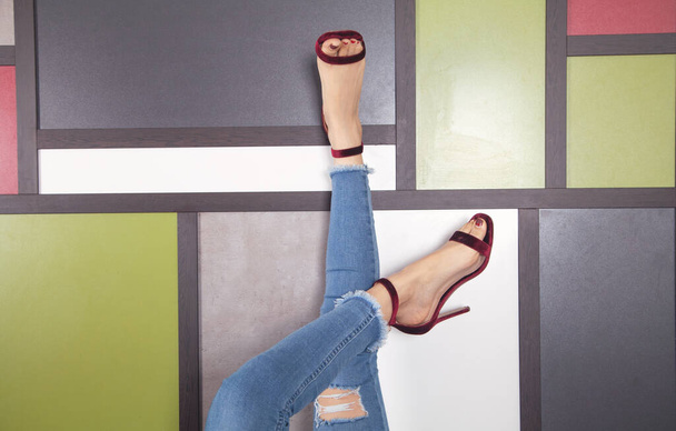 Nogi młodej kobiety w stylowych wysokich butach. - Zdjęcie, obraz