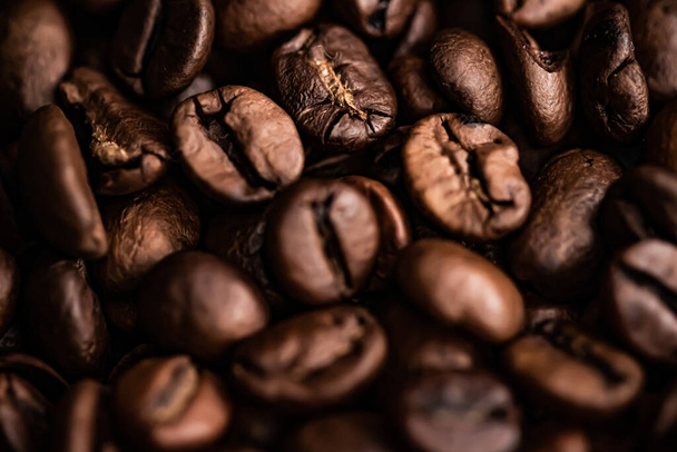 Kávová zrna pozadí, pečený podpis fazole s bohatou chutí, nejlepší ranní nápoj a luxusní směs - Fotografie, Obrázek