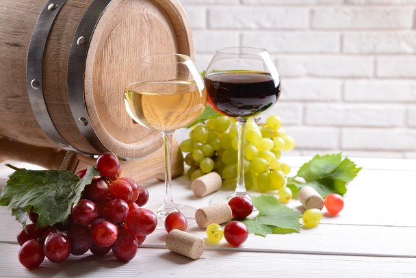 Wine with grapes on table on brick wall background - Foto, immagini