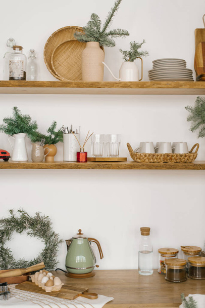 cucina invernale con decorazioni rosse e turchesi, utensili da cucina natalizi in stile scandinavo - Foto, immagini
