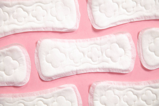 Menstruatiepad op een roze achtergrond. - Foto, afbeelding