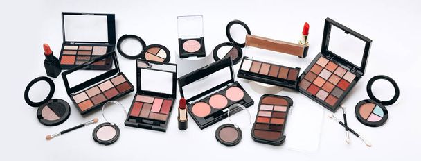 Palettes de maquillage avec ombres et dissimulateurs. Maquillage produits sur fond blanc - Photo, image
