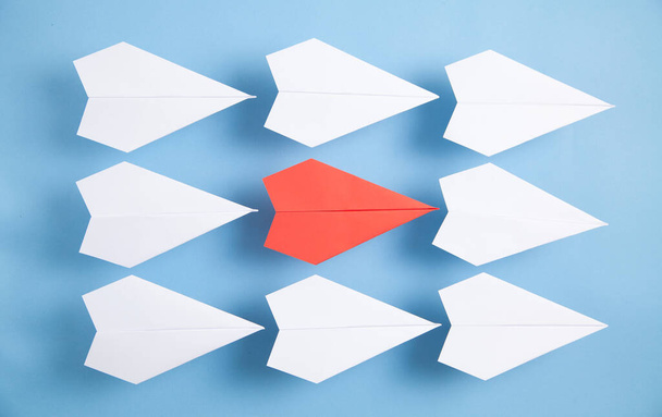 Red and white paper airplanes on blue background. Leadership. Teamwork - Fotoğraf, Görsel