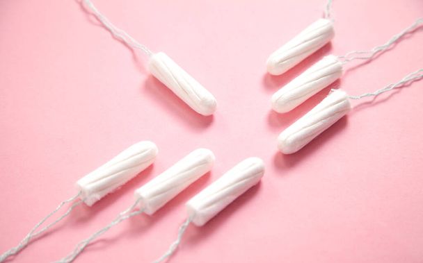 Menstruationstampon auf rosa Hintergrund. - Foto, Bild
