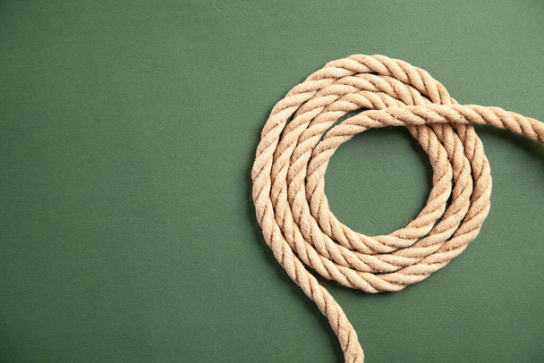 Braunes Seil auf grünem Hintergrund. - Foto, Bild
