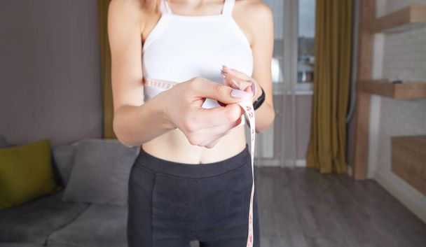 mladá žena měří její prsa s měřicí pásky. - Fotografie, Obrázek
