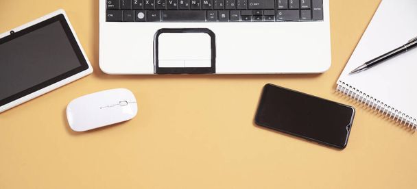 Офисные объекты бизнеса. Мбаппе, ручка, блокнот, компьютерная мышь и клавиатура - Фото, изображение