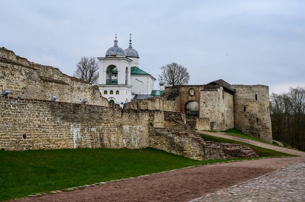 Fortaleza Izborsk. Óblast de Izborsk Pskov. Lugares históricos de Rusia. La vieja fortaleza en ruinas. - Foto, Imagen