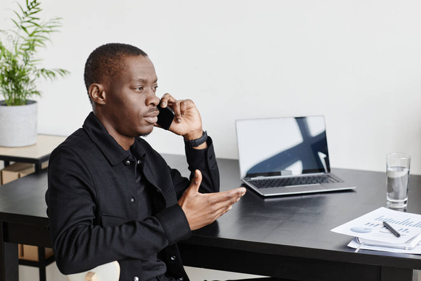 Black Businessman Speaking by Phone Side View - Foto, Imagem