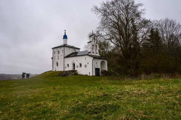 Chiesa di San Nicola sul Gorodishche. Izborsk, regione di Pskov. E 'una brutta giornata.. - Foto, immagini
