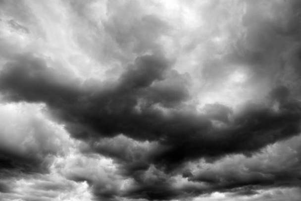 Szürke viharfelhők az égen - Fotó, kép