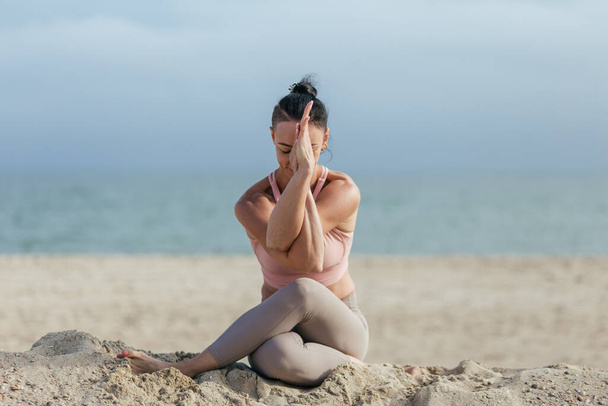piękna dziewczyna praktyka jogi poza na plaży - Zdjęcie, obraz