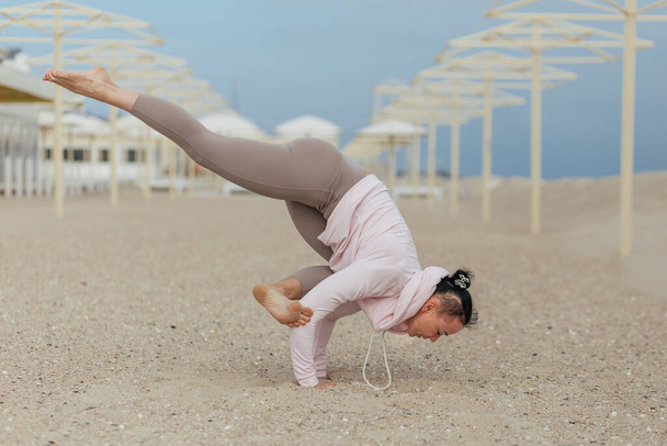 praktyka jogi, dziewczyna w różowej bluzie zrobić równowagę poza - Zdjęcie, obraz