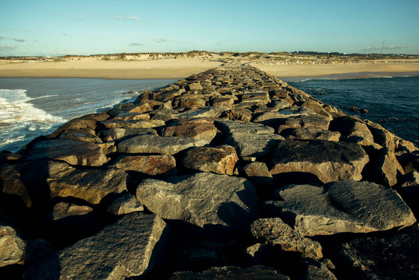 Um cais de grandes pedras na costa atlântica, Espinho, Portugal. - Foto, Imagem