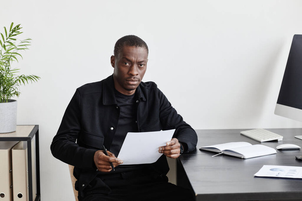 Empresario negro trabajando en retrato de escritorio - Foto, imagen