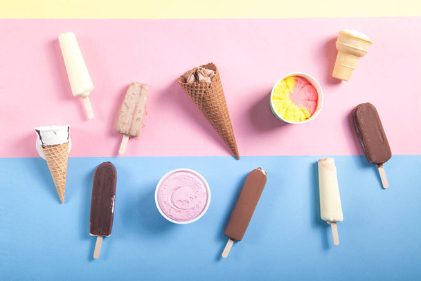 Ice cream. Waffle cone, strawberry, vanilla, chocolate - Foto, immagini