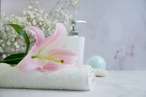 accesorios de baño, flor sobre fondo de mármol - Foto, imagen