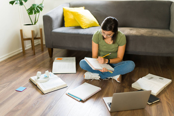 Жінка середнього віку робить домашнє завдання коледжу вдома і навчається з книгами для університетських іспитів
 - Фото, зображення