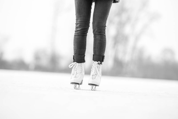 катание на коньках по замерзшему пруду зимой - Фото, изображение