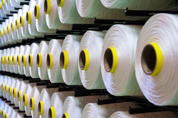 Линия промышленного производства тканей. Ткацкие станки на текстильной фабрике - Фото, изображение