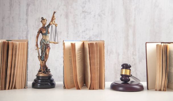  Standbeeld van Lady Justice, boek en hamer. Juridisch en rechtens  - Foto, afbeelding