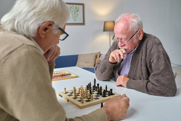 Φίλοι που παίζουν σκάκι στο σπίτι - Φωτογραφία, εικόνα