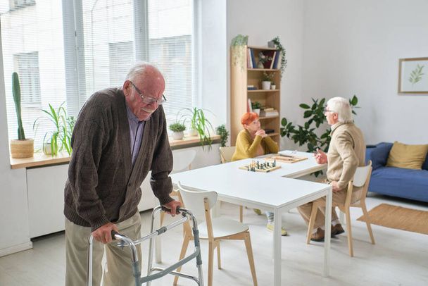 Älterer Mann lebt in Pflegeheim - Foto, Bild