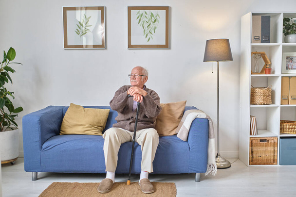 Hombre mayor descansando en el sofá - Foto, Imagen