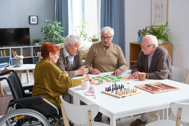 Personas mayores jugando juegos de mesa
 - Foto, imagen