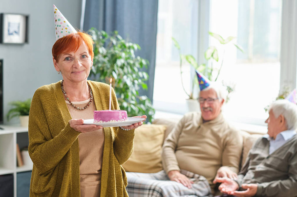 バースデー ケーキを持った高齢女性 - 写真・画像