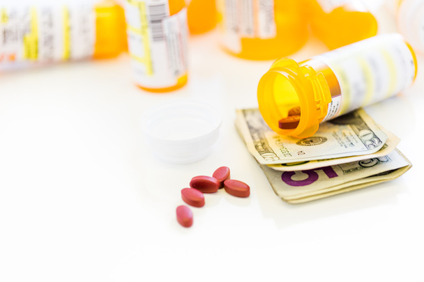 Pílulas de prescrição e notas de dólar
 - Foto, Imagem