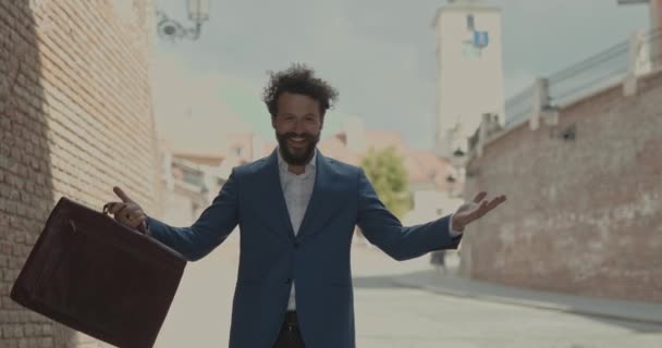 sexy Geschäftsmann mit dem Vergnügen, uns in die schöne Stadt Sibiu einzuladen - Filmmaterial, Video