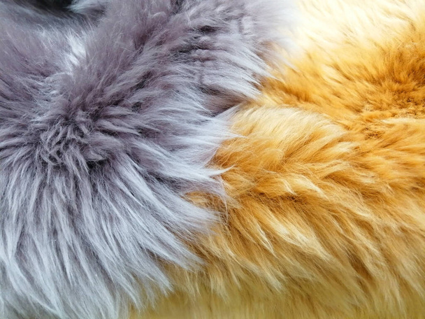 fourrure artificielle. texture de fourrure jaune et violet - Photo, image