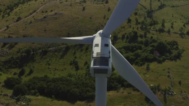 Ampliar para obtener una hélice de aerogenerador y abrir una vista aérea en un parque eólico en las montañas con isla Krk y el mar Adriático en el fondo - Imágenes, Vídeo