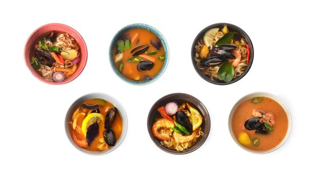 Collection de soupes thaïlandaises épicées sur fond blanc - Photo, image