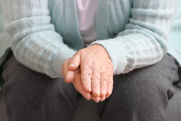 Mains de femme âgée assise à la maison, gros plan - Photo, image