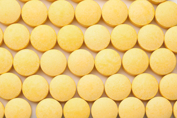 Vitamine A pillen als achtergrond, close-up - Foto, afbeelding