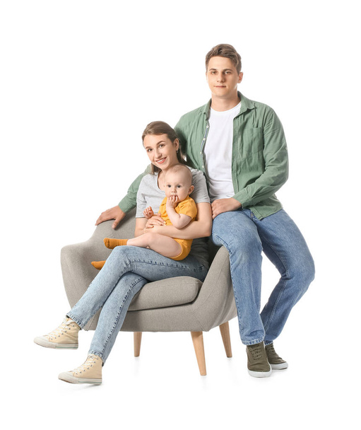 Jovens pais com pequeno bebê sentado em poltrona no fundo branco - Foto, Imagem